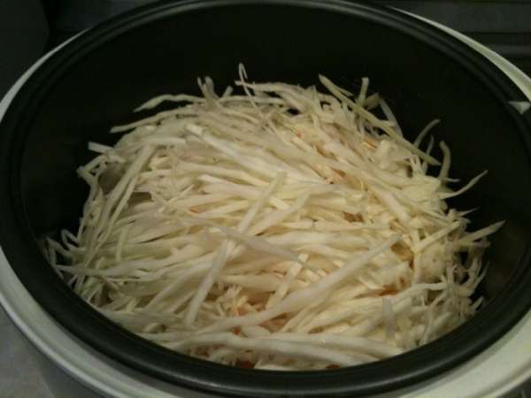 В сотейник налить растительное масло и слегка обжарить на нем капусту, морковь и лук. Я готовила капусту в мультиварке, обжаривала на режиме 'Выпечка'. В сотейник налить растительное масло и слегка обжарить на нем капусту, морковь и лук. Я готовила капусту в мультиварке, обжаривала на режиме 'Выпечка'.