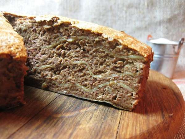Готовый пирог вынуть из формы и нарезать на порционные куски.
Очень вкусно со сметаной.
Приятного аппетита!
И доброй всем весны!