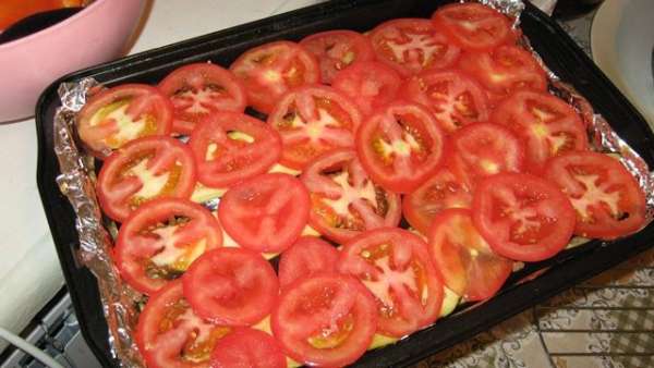 Снова слой баклажан, опять солим, перчим (все по вкусу, не перестарайтесь!) и выкладываем оставшуюся начинку. Верхний слой - это баклажаны, а поверх них тонкие ломтики помидор. Убираем все в духовку на 40 минут при 200 градусах.