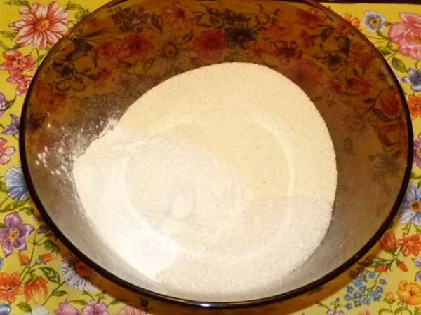 Смешать муку , сахар, манку, разрыхлитель.