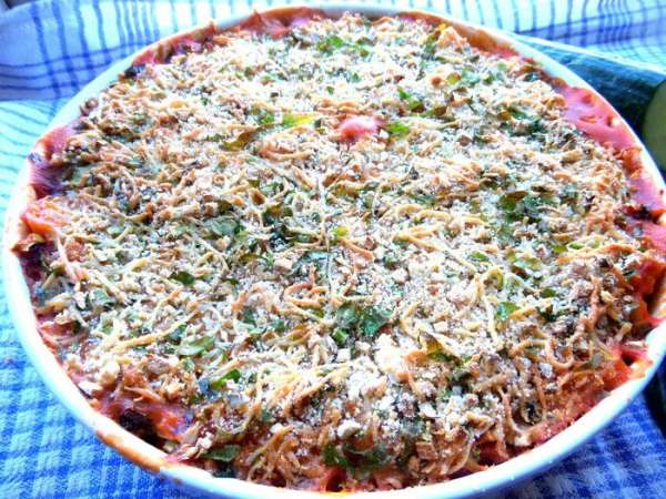 Вынимаем горячую форму с ароматной пастой и вкуснейшими колбасками!