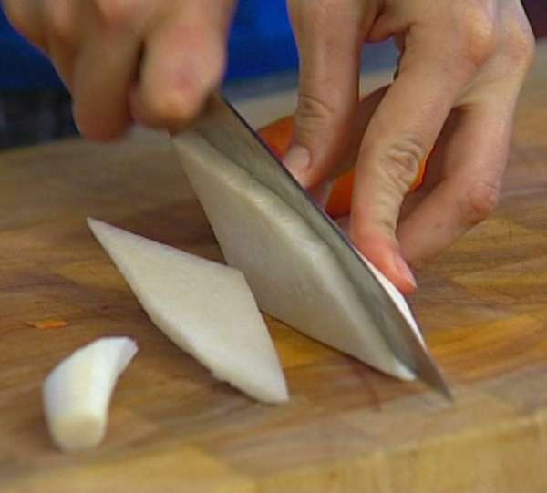 Дайкон и морковь почистить и порезать тонкими брусками. Дайкон и морковь почистить и порезать тонкими брусками.