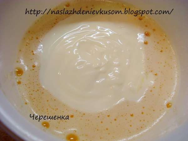 Добавить соль, и сметану… Перемешать…