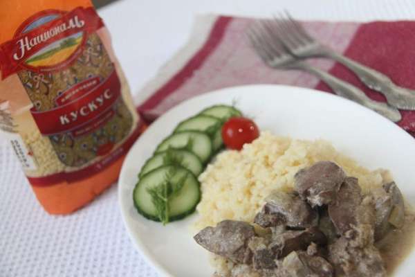 Подавать кускус с печенью под сметанным соусом с овощами. Кускус и печень очень нежные. Приятного аппетита!