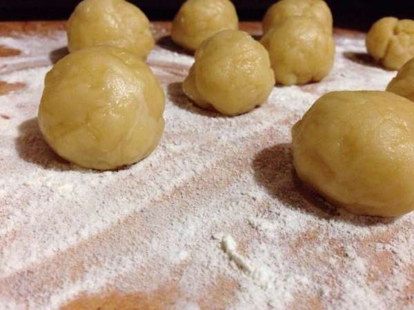 Тесто разделить на равные не большие шарики.
