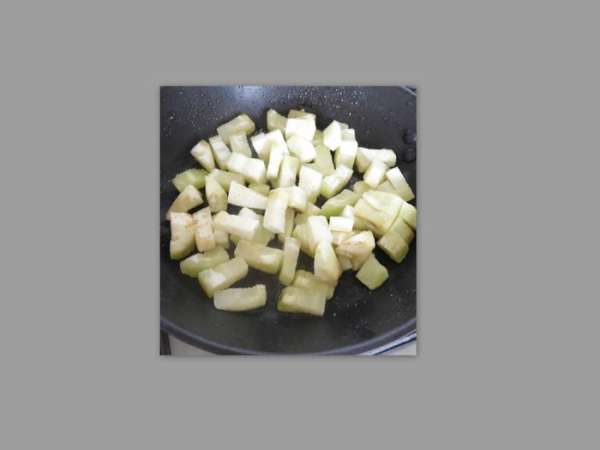 Начнём с баклажана: помыть, почистить, нарезать кубиками. На сковородку кладем нарезанный баклажан, налить немного масла, посолить, поперчить и выдавить чеснок, обжарить до готовности. Выложить на тарелку.
