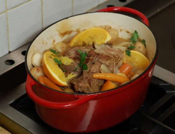 Снять кастрюлю с огня и дать мясу постоять под крышкой еще 30 минут.