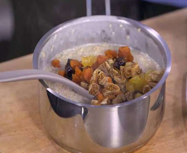 Инжир, грушу, чернослив и курагу нарезать маленькими кусочками, добавить в готовую кашу и перемешать. Инжир, грушу, чернослив и курагу нарезать маленькими кусочками, добавить в готовую кашу и перемешать.