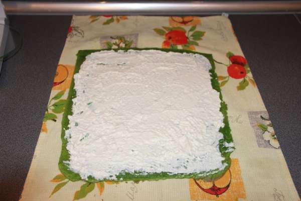 Для начинки творог смешать с чесноком и сливками, посолить, поперчить и перемешать. Слегка остывший пласт развернуть и смазать творожной массой. В серединку положить полосочки перца... Для начинки творог смешать с чесноком и сливками, посолить, поперчить и перемешать. Слегка остывший пласт развернуть и смазать творожной массой. В серединку положить полосочки перца...
