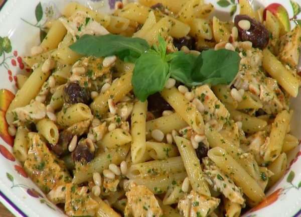 Переложить макароны с курицей и соусом на блюдо, посыпать оставшимися орехами, сбрызнуть оливковым маслом и украсить базиликом. Переложить макароны с курицей и соусом на блюдо, посыпать оставшимися орехами, сбрызнуть оливковым маслом и украсить базиликом.