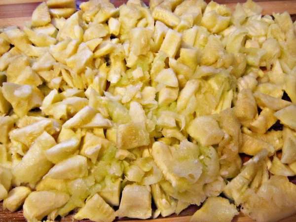 Вырезанную внутреннюю часть кабачков нарезать небольшими кусочками.