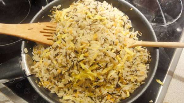 Теперь яичную соломку смешать с рисом, добавить сливочное масло и еще раз перемешать.