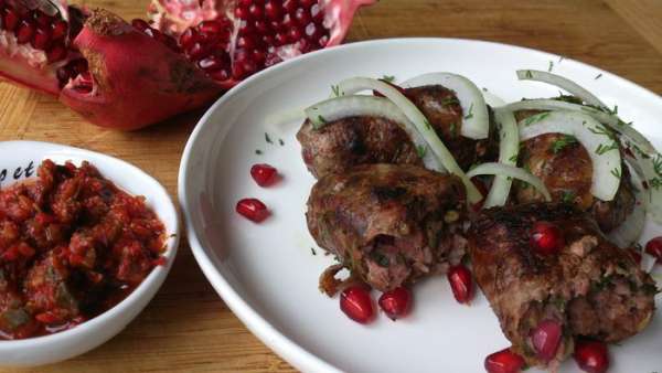 При подаче посыпать зернами граната и тонкими полукольцами лука. Ну и конечно же тут не обойтись без грузинской аджики, рецепт которой я предлагала ранее))) При подаче посыпать зернами граната и тонкими полукольцами лука. Ну и конечно же тут не обойтись без грузинской аджики, рецепт которой я предлагала ранее)))