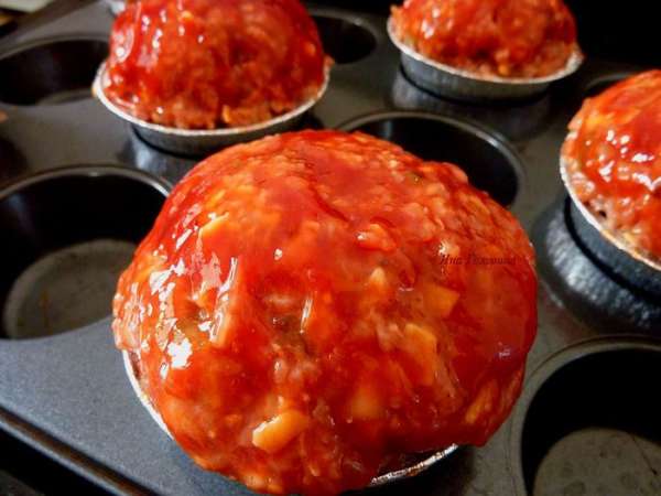 Кисточкой намазать отложенный кетчуп .

