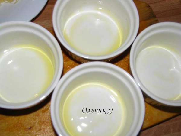 Формочки смазываем оливковым маслом.