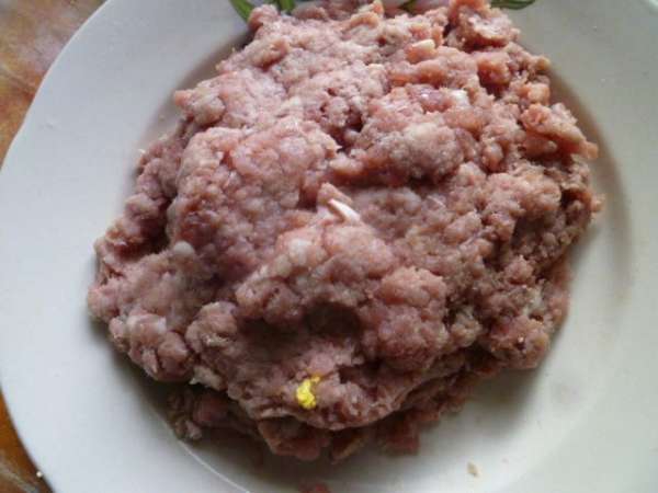 Фарш, у меня свиной, посолить по вкусу и хорошо вымесить.