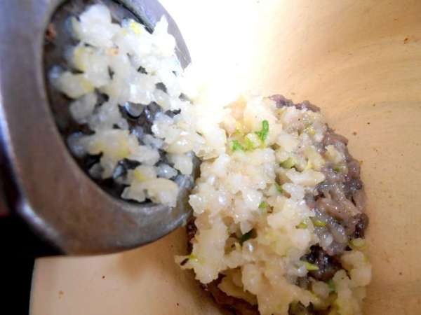 Начинаем перемалывать на мясорубке кильку....,лук...