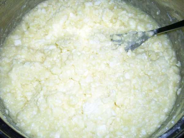 Смешиваем простоквашу с яйцом и сахаром, всыпаем манку и оставляем минут на 15.