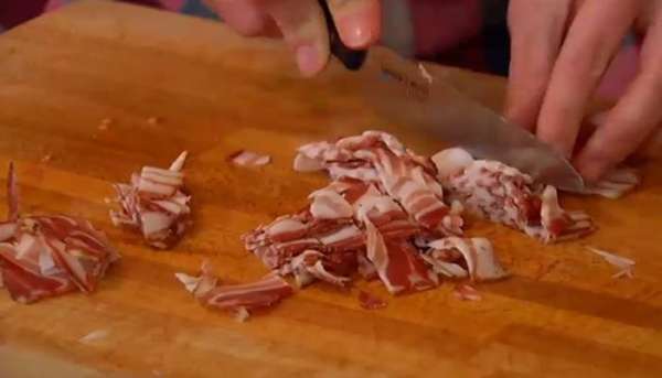 Сало нарезать маленькими кусочками.
