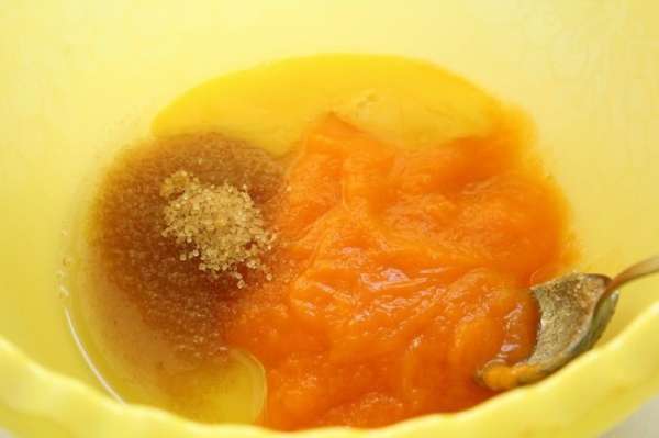 Смешать в  миске яичный желток, тыквенное пюре, масло и коричневый сахар. 