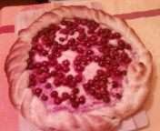 Сметану взбить с сахаром и яйцом ( я сахара кладу больше чем в рецепте, а в зависимости от консистенции сметаны, кладу либо только одно яйцо (два слишком много), а если очень жидкая вообще не добавляю). Выкладываем на основу для пирога ягоды и заливаем взбитой сметанной смесью.
края пирога смазать взбитым яйцом и выпекать при температуре 210-230 градусов 25-30 минут. Сметану взбить с сахаром и яйцом ( я сахара кладу больше чем в рецепте, а в зависимости от консистенции сметаны, кладу либо только одно яйцо (два слишком много), а если очень жидкая вообще не добавляю). Выкладываем на основу для пирога ягоды и заливаем взбитой сметанной смесью.
края пирога смазать взбитым яйцом и выпекать при температуре 210-230 градусов 25-30 минут.