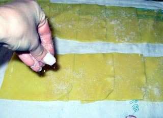 Присыпать тёртым пармезанским сыром. Кроме того, что сыр придаст дополнительный вкус пасте, он ещё и подсушит её, начинка пристанет лучше и будет легче закрутить каннелони.
Присыпать тёртым пармезанским сыром. Кроме того, что сыр придаст дополнительный вкус пасте, он ещё и подсушит её, начинка пристанет лучше и будет легче закрутить каннелони.