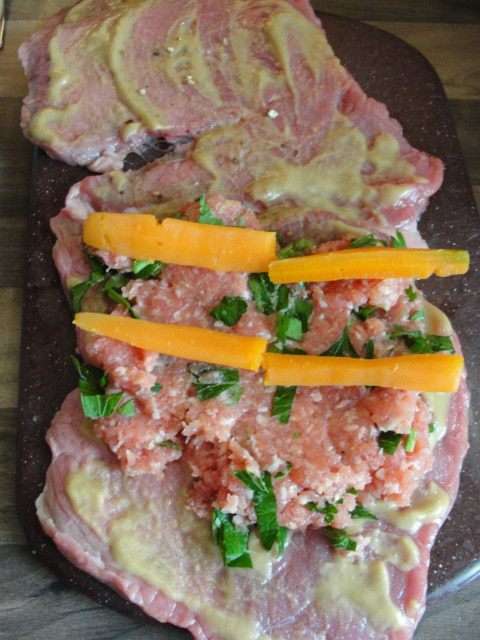 Выкладываем массу поверх кусочка мяса, морковку, туго сворачиваем, закрепляем зубочисткой.
