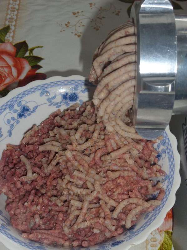 Пропускаем через мясорубку отварную гречневую крупу. Пропускаем через мясорубку отварную гречневую крупу.