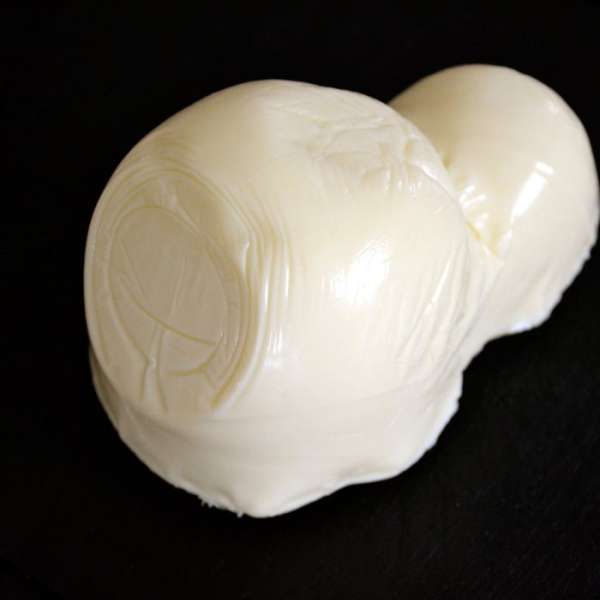 Сыр Скаморца (итал. Scamorza) — невареный или частично вареный тянутый сыр категории pasta filata. Название сыра scamorza на южном диалекте означает «обезглавленный» (от capo — «голова» + mozzare — «отрубать») и отражает внешний вид его головок, уложенных в завязанный веревкой джутовый мешок. Массу формуют вручную, придавая головкам форму фляжек или переметной сумы, затем окунают их в холодную воду, чтобы затвердели, солят в рассоле и отправляют на созревание. Скаморца хорошо плавится, поэтому ее хорошо использовать в пирогах, пиццах, горячих бутербродах и как начинку в пастах. (из интернета)

Не знаю, если честно, с каким российским сыром его можно сравнить... Но, если Вам не удастся найти именно этот сыр, думаю, его можно попробовать заменить в данном рецепте на моцареллу.   