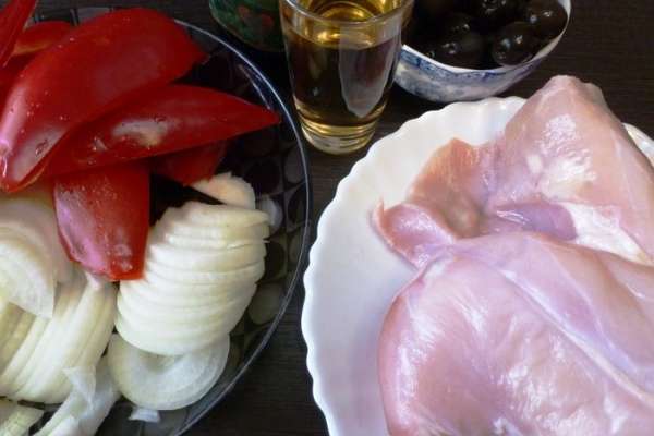 Подготовим все продукты. Лук нарежем полукольцами, сладкий перец на 5 — 6 частей. Кролика обмыть, обсушить бумажным полотенцем и нарезать на кусочки.