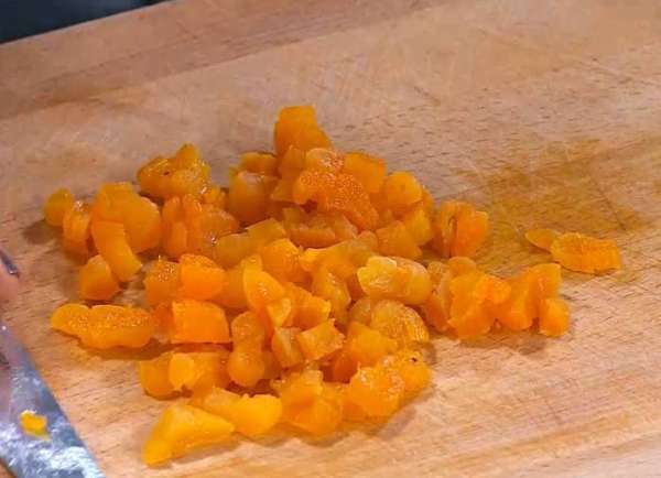 Курагу нарезать маленькими кусочками. Курагу нарезать маленькими кусочками.
