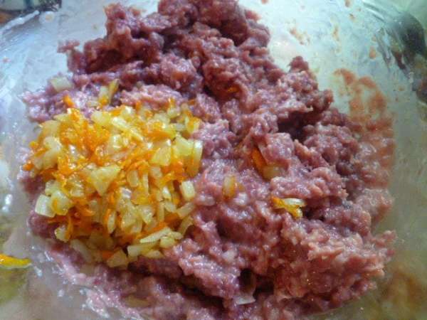 Мясо вместе со шкуркой прокручиваем на мясорубке с мелким ситом.
Если у вас мощный блендер, то этот шаг вы можете пропустить.
Затем солим и добавляем овощи.