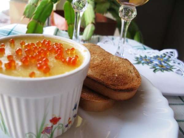 Перед подачей украсить паштет красной икрой. Это очень вкусно и красиво. Приятного аппетита! С Наступающим Новым годом, друзья!