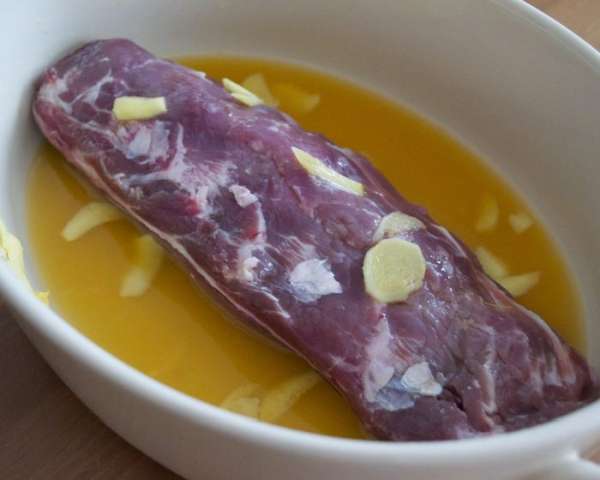 Добавить свиное филе и замариновать мясо на 1 час, время от времени переворачивая...