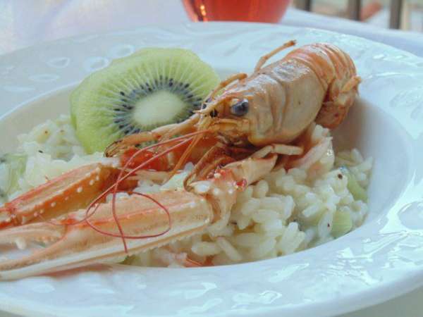 Подавать горячим, украсив кружочками киви и лангустинами.
Buon appetito!