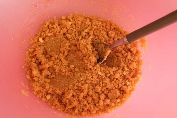 Растопить слив.масло с сахаром, вмешать измельченное печенье.