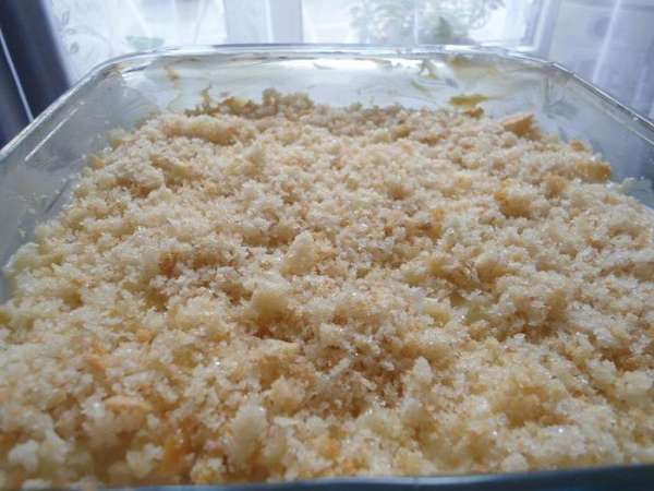 Форму смазываем сливочным маслом,и выкладываем массу,сверху щедро посыпаем сухари молотые с сахаром.Духовка разогрета до 150гр,ставим в духовку на 10-15 минут.Как корочка станет золотистой,можно выключать.Остудить до комнатой температуры,потом резать и кушать!Приятного аппетита!