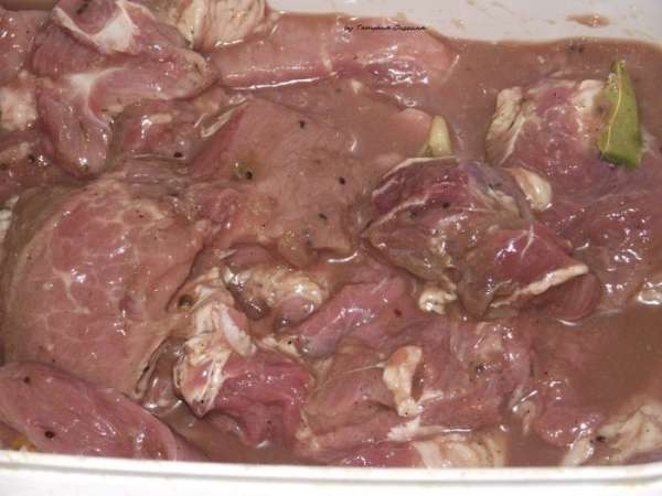 Мясо нарезаем на куски размером 3х4 см. Киви измельчаем в блендере или натираем на терке. К мясу добавляем соль и перец по вкусу. Лимон разрезаем пополам, выдавливаем сок 1/4 лимона, а остальное целиком отправляем к мясу. Затем добавляем киви и тимьян. Перемешиваем мясо и маринуем не более 2-х часов. Иначе мясо превратиться в кашицу.
