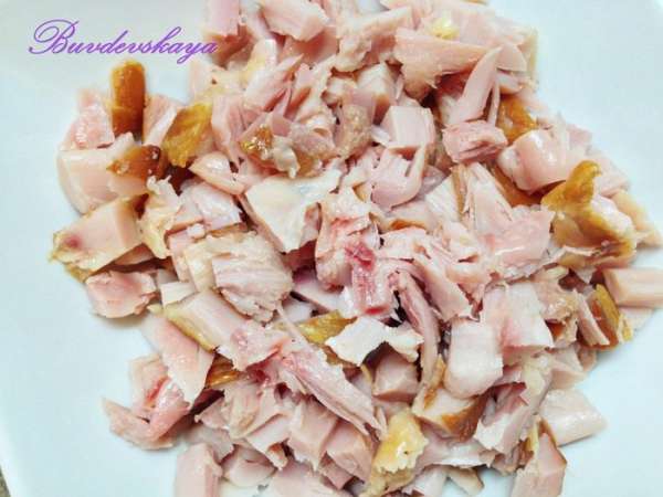 Копченую курицу (у меня бедра) отделить от кожи и костей и нарезать небольшими  кубиками. 