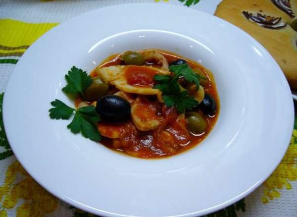 Украсить петрушкой, подавать с хлебной лепешкой (рецепт выложу позже!) и бокалом белого вина.