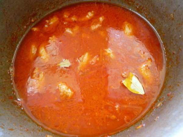 Добавляем горячую воду из чайника, чтобы она полностью закрыла мясо с овощами. Солим, перчим, добавляем лавровый лист, уменьшаем огонь до минимума и тушим до полуготовности мяса. Если надо, добавляем во время тушения воду. Блюдо должно быть не сухим, а похожим на очень густой суп. Добавляем горячую воду из чайника, чтобы она полностью закрыла мясо с овощами. Солим, перчим, добавляем лавровый лист, уменьшаем огонь до минимума и тушим до полуготовности мяса. Если надо, добавляем во время тушения воду. Блюдо должно быть не сухим, а похожим на очень густой суп.