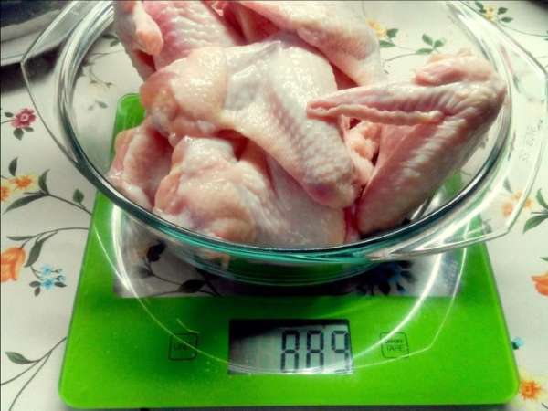 Хорошо промываем курицу.