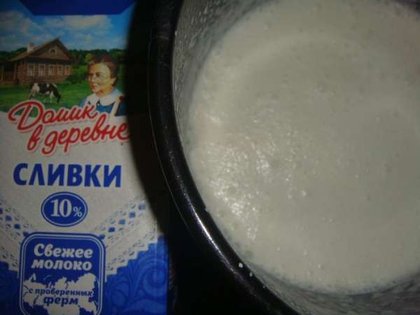 Сливки «Домик в деревне» слегка взбить до образования пены.