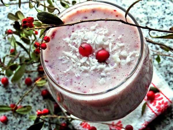 Украшаем стружкой кокоса и ягодками.