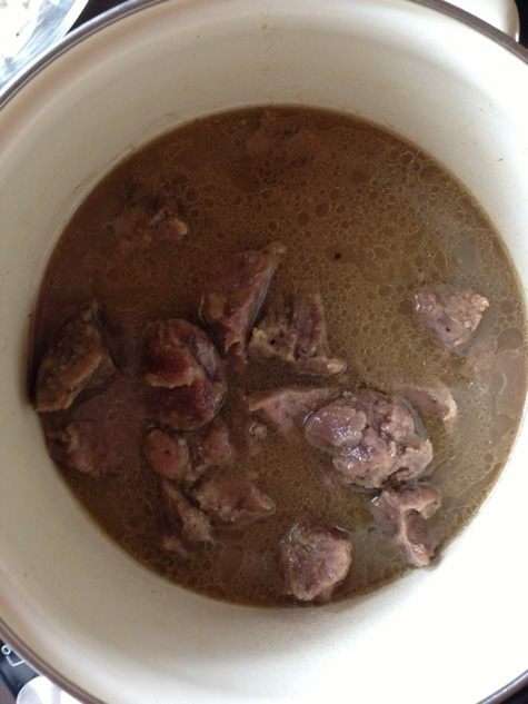 Достать из духовки жаровню, шумовкой вынуть мясо и сложить его в кастрюлю. Жидкость процедить и отправить к мясу. Кастрюлю отправить на огонь и варить до загустения жидкости минут 20. Жидкости должно остаться где-то 0,5 стакана. Достать из духовки жаровню, шумовкой вынуть мясо и сложить его в кастрюлю. Жидкость процедить и отправить к мясу. Кастрюлю отправить на огонь и варить до загустения жидкости минут 20. Жидкости должно остаться где-то 0,5 стакана.