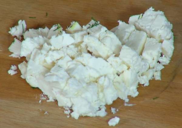 Брынзу порезать маленькими кубиками.