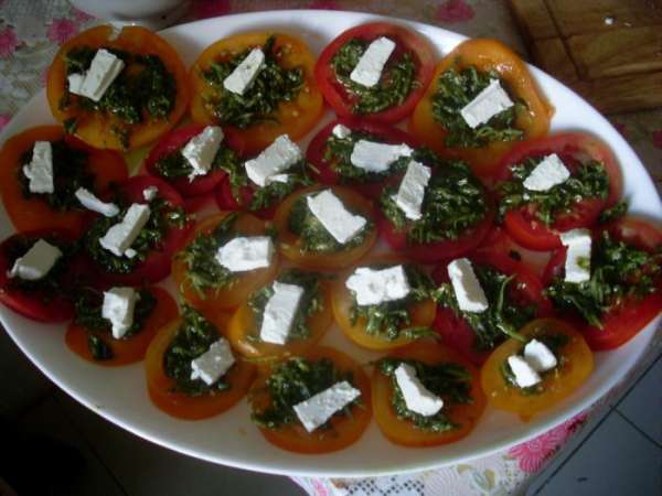 Разложить небольшие кусочки сыра. Разложить небольшие кусочки сыра.
