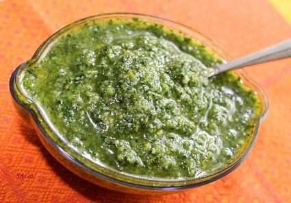 Приготовить соус песто:http://www.edimdoma.ru/retsepty/40731-sous-pesto, либо порубить очень мелко зелень и смешать с оливковым маслом и морской солью, любимыми специями. Добавить лимонный сок или винный уксус по вкусу. Помидоры порезать кружками. Приготовить соус песто:http://www.edimdoma.ru/retsepty/40731-sous-pesto, либо порубить очень мелко зелень и смешать с оливковым маслом и морской солью, любимыми специями. Добавить лимонный сок или винный уксус по вкусу. Помидоры порезать кружками.