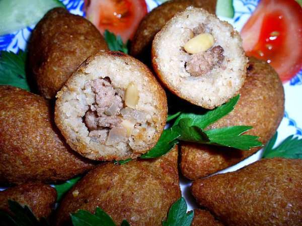 Подаем куббе с овощами.