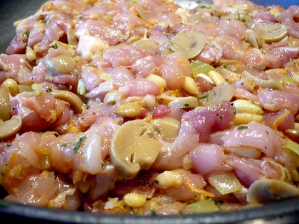 Освободим мясо от сухожилий и нарежем небольшими кусочками. Лук (я использовала только белую часть) очистим и порежем мелко, морковь очистим и потрем на мелкой терке. Сельдерей очистим и порежем мелко. Грибы освободим от жидкости и порежем тонким колечком. Обжарим лук и морковь в оливковом масле, добавим грибы и обжарим все вместе. Снимем с огня, дадим пару минут подстыть. Смешаем с мясом, посолим, поперчим, добавим петрушку, обжаренные на сухой сковороде орешки. Все перемешаем. Разделим начинку на количество ножек. Освободим мясо от сухожилий и нарежем небольшими кусочками. Лук (я использовала только белую часть) очистим и порежем мелко, морковь очистим и потрем на мелкой терке. Сельдерей очистим и порежем мелко. Грибы освободим от жидкости и порежем тонким колечком. Обжарим лук и морковь в оливковом масле, добавим грибы и обжарим все вместе. Снимем с огня, дадим пару минут подстыть. Смешаем с мясом, посолим, поперчим, добавим петрушку, обжаренные на сухой сковороде орешки. Все перемешаем. Разделим начинку на количество ножек.